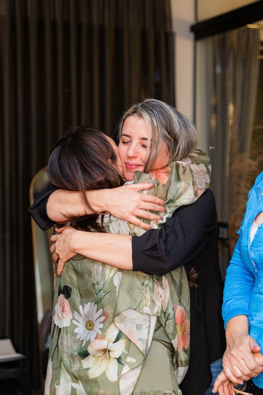 Val Dantas acolhendo uma participante em um abraço emocionado